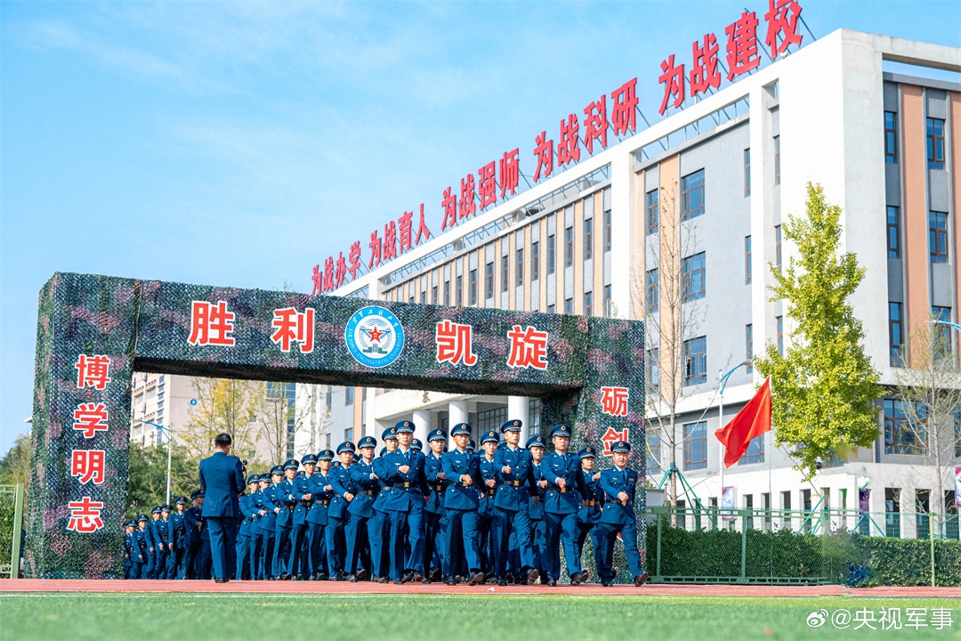 光荣时刻！一起看空军新学员授衔现场